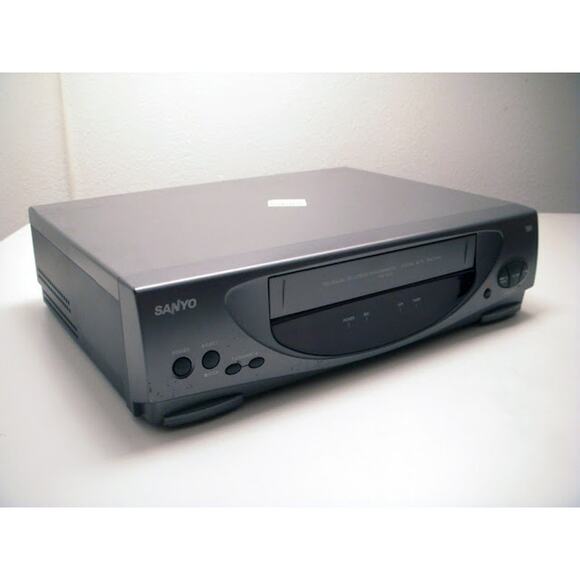 Sanyo VHR-M107 VHS VCR Player Recorder Trilingual On-Screen Programming - Picture 1 of 9